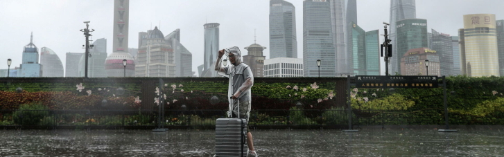 На Шанхай налетів тайфун: вулиці затоплені, авіарейси скасовані (ФОТО, ВІДЕО)