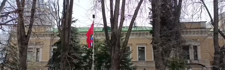 Россия подняла свой флаг в посольстве Украины в Москве (ВИДЕО)