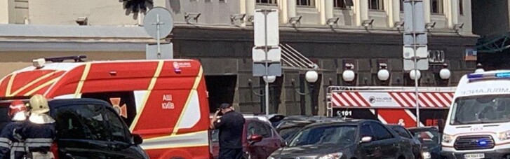 В центрі Києва чоловік захопив відділення банку і погрожує вибухівкою (ФОТО)