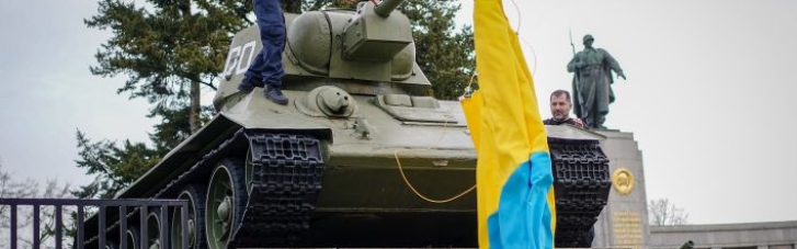 В Берлине советские танки накрыли флагом Украины: посольство РФ возмутилось, но городские власти поставили его на место (ВИДЕО)