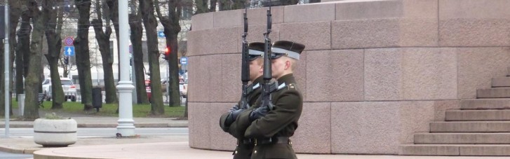 Минобороны Латвии хочет призывать в армию женщин и эмигрантов