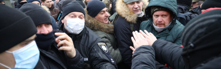 Дело Порошенко: У суда начались "чайные драки" с полицией (ФОТО)