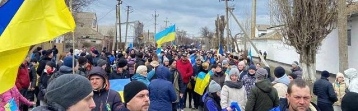 "Верните мэра!": жители Мелитополя вышли на массовый протест против оккупантов (ВИДЕО)