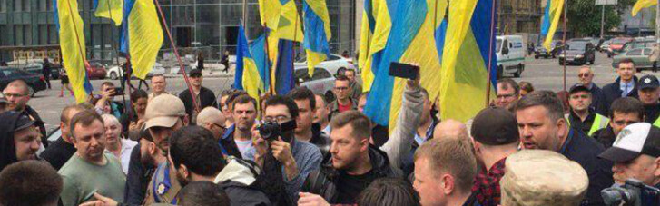 В Киеве под КСУ националисты подрались со сторонниками Порошенко (ВИДЕО)