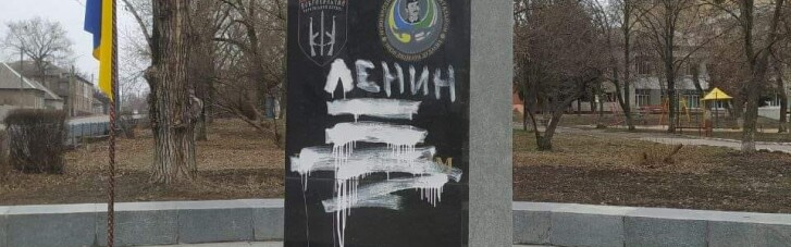 У Лисичанську зловили вандала, який розмалював пам'ятник Героям-добровольцям. Ним виявився місцевий божевільний