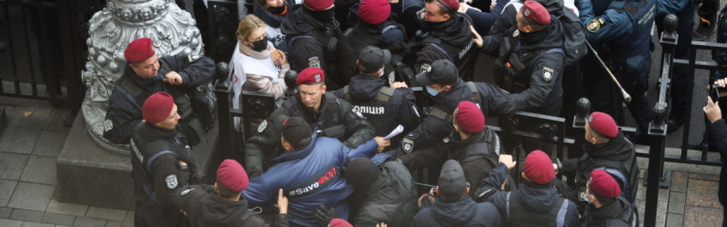 Под Радой митингующие подрались с полицией (ФОТО)