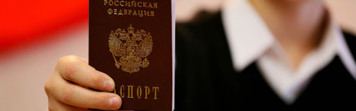 Окупанти на Луганщині змушують брати паспорти РФ в обмін на дрова та вугілля