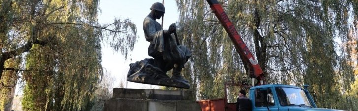 У Львові демонтували три радянські пам'ятники: які саме
