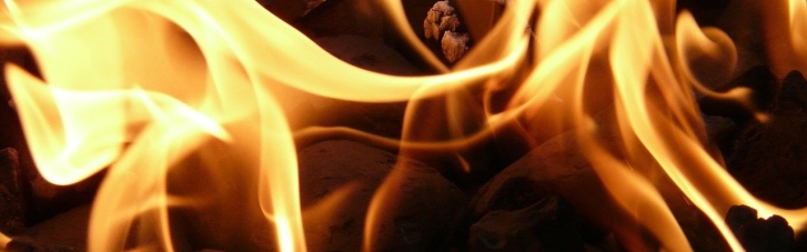 В Киеве горит плавучее кафе