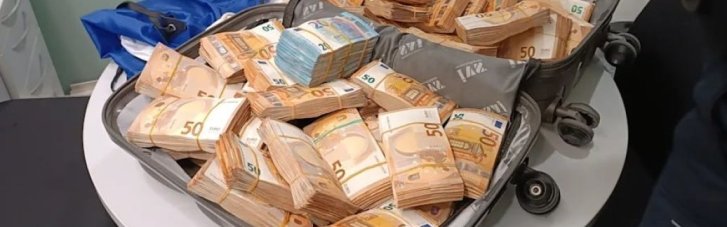Почти полмиллиона евро в чемодане: в аэропорту Германии случайно задержали украинца с незадекларированными наличными деньгами