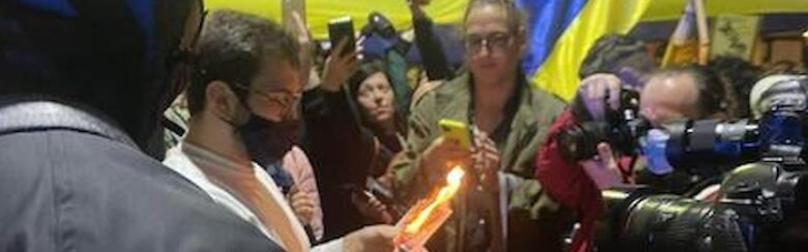 "Остановить русский фашизм!": В Тель-Авиве граждане РФ сжигают свои паспорта в знак протеста (ВИДЕО)