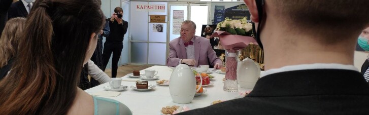 "У мене були Оля і Юра": Жириновський в рожевому піджаку розповів студентам про кохання (ФОТО)