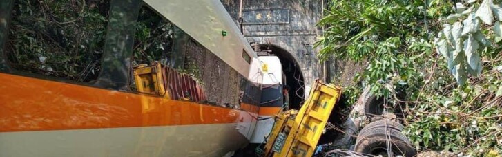 Несколько десятков человек погибли на Тайване из-за врезавшегося в поезд грузовика