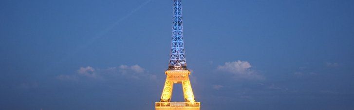 Ейфелеву вежу у Парижі підсвітили кольорами прапора України