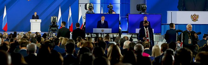 Деградація, олігархи та Столипін: за півтори години виступу Путіна йому аплодували 60 разів