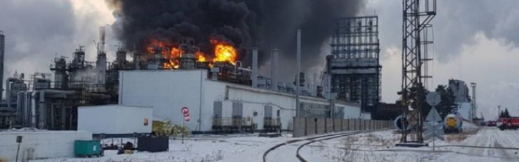 У Росії горів найбільший нафтопереробний завод Сибіру (ВІДЕО)
