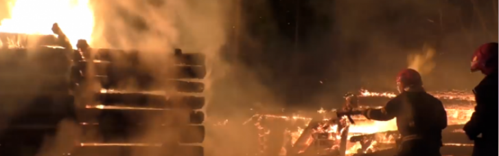 У львівському "Шевченківському гаю" згоріла старовинна гуцульська ґражда (ФОТО, ВІДЕО)