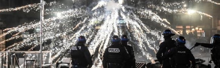 "Коктейлі Молотова" та сльозогінний газ: Французи вийшли на вулиці через пенсійну реформу