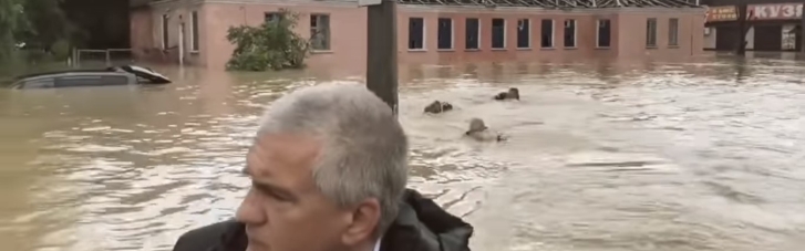 Коллаборационист Аксенов в странном сопровождении поплавал по улицам затопленной Керчи (ВИДЕО)