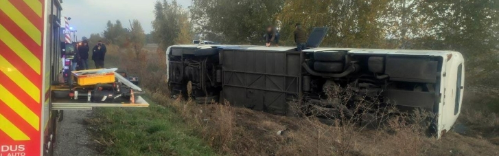 На трассе на Полтавщине перевернулся автобус, пострадали 11 человек (ФОТО)