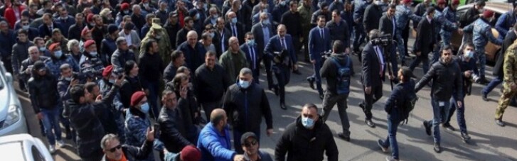 В Армении демонстранты заблокировали парламент