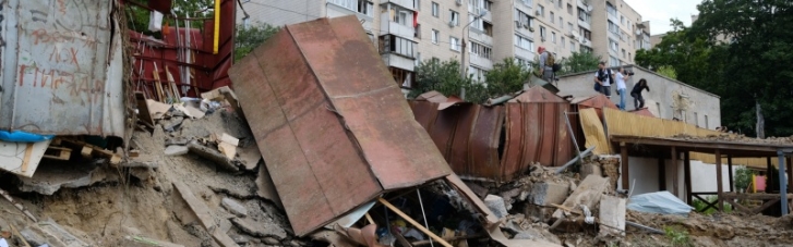 Атака на Київ: ракета знищила дитячий садок, з-під завалів будинку врятували кількох людей (ФОТО, ВІДЕО)