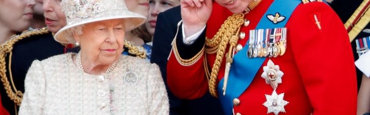 Єлизавета II позбавила свого сина військових звань та патронажу