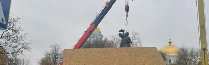 В Измаиле начали разбирать памятник Суворову (ФОТО)