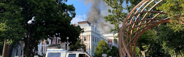 Президент ЮАР приехал в здание парламента после пожара