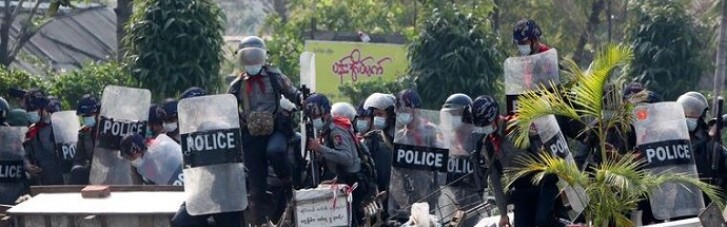 Військовий переворот: демонстрантів у М'янмі розігнали світлошумовими гранатами та сльозогінним газом (ВІДЕО)