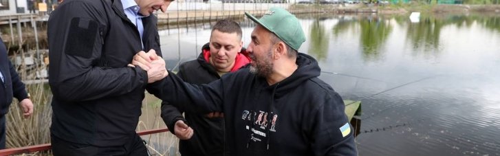 В Киеве состоялось реабилитационное мероприятие "Рыбалка с пикником" для раненых бойцов, — Кличко