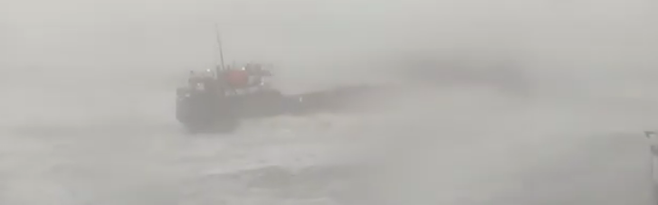 Возле Турции шторм расколол корабль пополам. Экипаж спасся