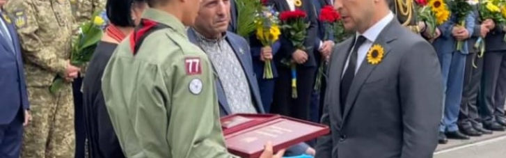Зеленский присвоил Героя Украины посмертно двум бойцам: орден вручили родителям