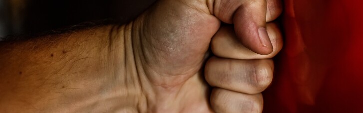 Куда жаловаться на домашнее насилие: Минсоцполитики перечислило номера "горячих линий"