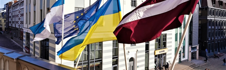 На здании мэрии Риги в знак поддержки установили флаг Украины (ФОТО)