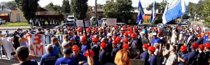 Тысяча рабочих НГЗ митингует под судом в Николаеве – требуют остановить рейдеров