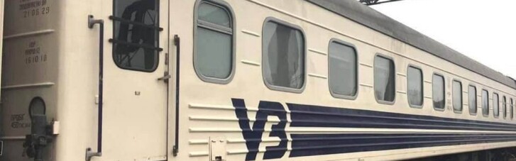 Оккупанты обстреляли вокзал в Херсоне: движение поезда "Киев-Херсон" ограничено