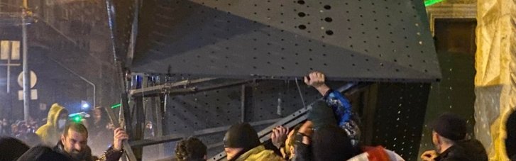 У Тбілісі поліція намагається розігнати протест водометами