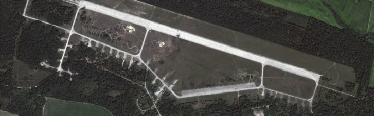 Здетонував танк? Супутники зафіксували наслідки вибухів на білоруському аеродромі "Зябрівка" (ФОТО)