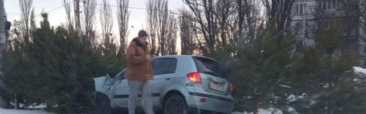 В Киеве машина влетела в елочный базар