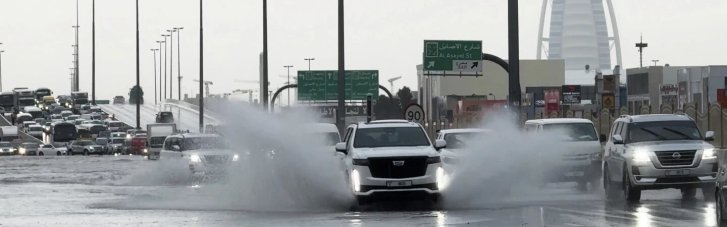Непогода в Эмиратах и Омане: улицы ушли под воду, уже 18 погибших