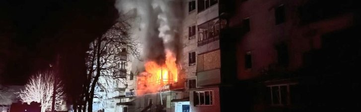 У Куп'янську авіабомба завдала руйнувань житловій 5-поверхівці, спалахнула пожежа (ФОТО)