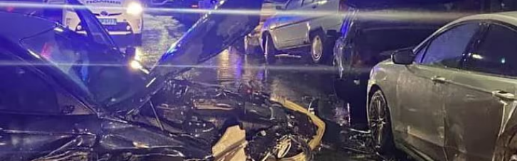 В Киеве нетрезвый водитель BMW влетел в пять припаркованных автомобилей (ФОТО)