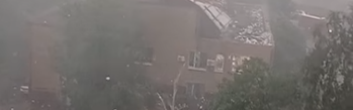 На Николаевщине во время бури сорвало крышу с местного суда (ВИДЕО)