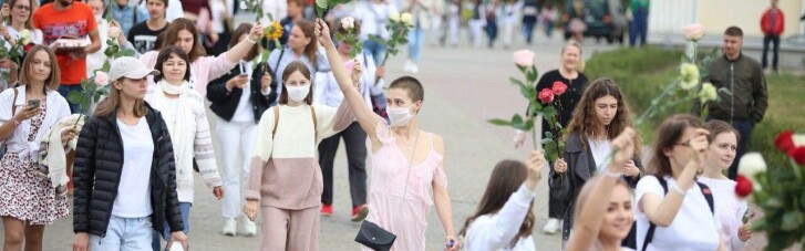 Протесты в Беларуси. День четвертый: Цепи, цветы и сбежавший Лукашенко
