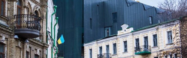 "Крематорий" на Андреевском. Станет ли черный куб киевской Эйфелевой башней