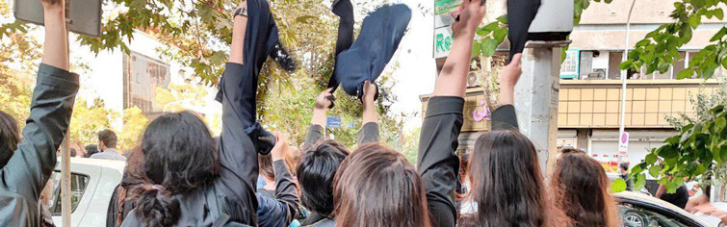 Протести в Ірані: Школярки знімають хіджаби та демонструють середній палець аятолі (ВІДЕО)