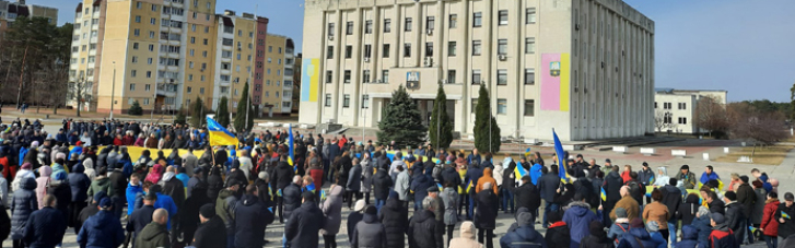 Российские оккупанты въехали в Славутич: горожане вышли на митинг (ФОТО, ВИДЕО)