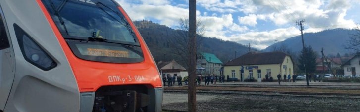 З Карпат до Румунії пройшов перший пасажирський поїзд відновленою залізницею