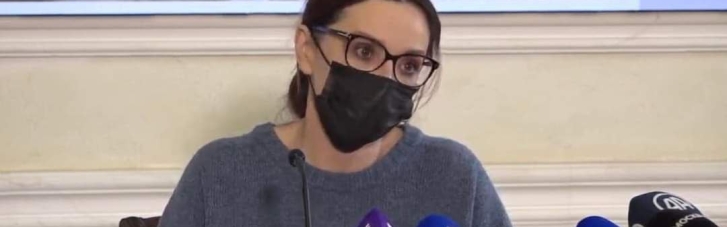 Дружина Медведчука Марченко з'явилася у Москві і дає пресконференцію у масці (ФОТО, ВІДЕО)